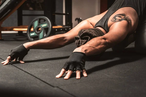 Sportig Man Gymmet Gör Yoga Övningar Ryggsträckning Yoga Position Sasangasana — Stockfoto