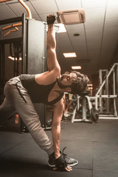 Uomo Barbuto Sportivo Palestra Sta Facendo Esercizi Yoga Arti Marziali — Foto Stock