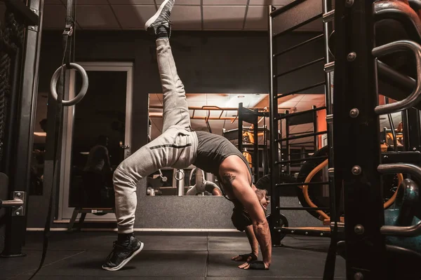 Homme Sportif Dans Salle Gym Fait Des Exercices Yoga Sirsasana — Photo