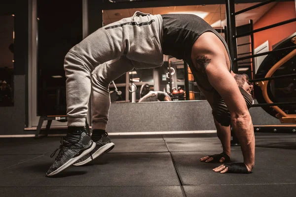 Homme Sportif Dans Salle Gym Fait Des Exercices Yoga Position — Photo