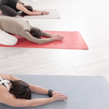 Yoga yapan bir grup insan. Shashankasana pozisyonu. Tavşan Pozu. Surya namaskar 'ın dizisi. Güneşe selamlar. Kriya ya da Meditasyon İçin Kollarını Nasıl Tutarsın?.