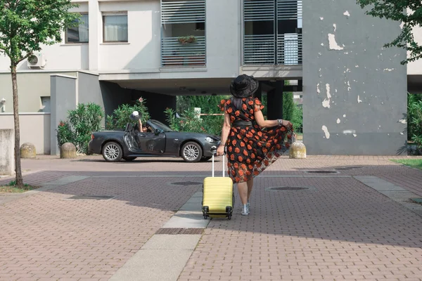 Femme Robe Fleurie Marchant Vers Voiture Avec Valise — Photo