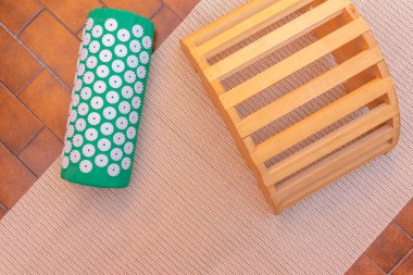 Yoga için Bender 'a destek. Boyun için ortopedik iğne silindiri. Evde masaj, akupunktur konsepti.