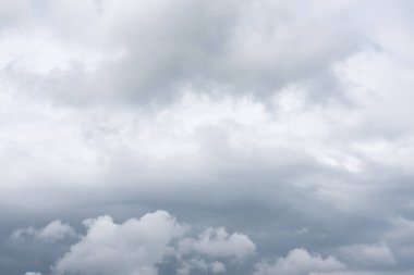 Mavi Gökteki Beyaz Bulutlar. Bulutlar 'ın doğal arka planı. Hadi dünyayı kurtaralım..