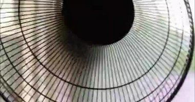 Zaman Hızı Döndürme Fanı. 4K UHD. Pencerenin önündeki yelpaze türbini. Elektrik vantilatörü yavaşlar ve harekete devam eder..