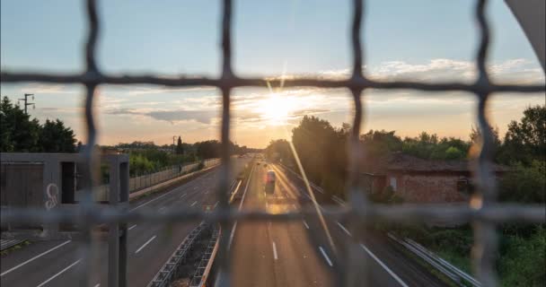 Een Video Tijdsverloop Van Snelweg Bij Zonsondergang Schot Van Viaduct — Stockvideo