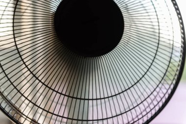 Pencerenin önündeki yelpaze türbini. Elektrik vantilatörü yavaşlar ve harekete devam eder..