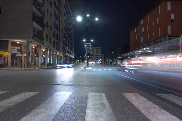 Timelapse Άποψη Της Κυκλοφορίας Μια Αστική Νυχτερινή Διασταύρωση Αστικό Κίνημα — Φωτογραφία Αρχείου