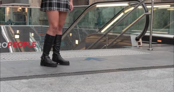 Piernas Una Joven Entrada Del Metro Minifalda Botas Time Lapse — Vídeos de Stock