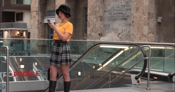 Una Joven Entrada Del Metro Minifalda Botas Smartphone — Vídeos de Stock