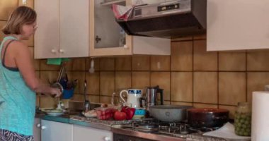 Kadın mutfağındaki ocağın yanında spagetti pişiriyor. Alışkanlık ortamı. Zaman Hızı 4K videosu.