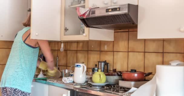 Женщина Убирает Свою Кухню Обычная Обстановка Время Смотреть Видео — стоковое видео