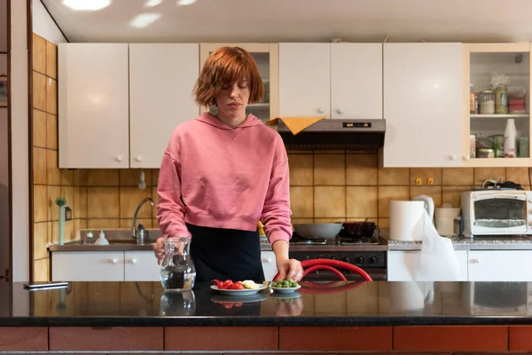 Mutfakta zeytin, domates ve suyla bir kız. Her zamanki ortam. Zaman Hızı 4K videosu.