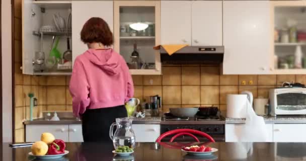 Дівчина Миє Посуд Після Обіду Звичайне Середовище Time Lapse Відео — стокове відео