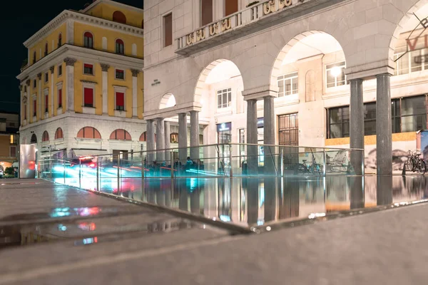 Movimiento Urbano Una Plaza Nocturna Plaza Victoria Brescia Italia — Foto de Stock