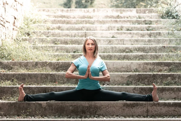 Vuxen Kvinna Motionerar Yoga Lärare Gör Asana Den Gamla Stadstrappan — Stockfoto