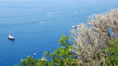 Capri Adası, İtalya, Tyrhenian denizindeki teknelerin manzarası.