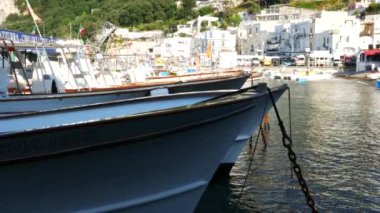 Capri Adası, İtalya, Marina Grande turistik limanındaki teknelerin manzarası