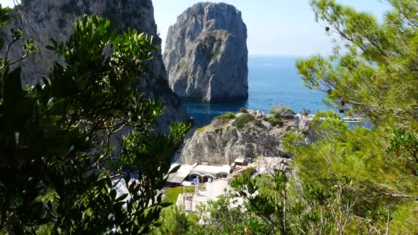 Capri Island Itálie Pohled Faraglioni Moře Komíny Mezi Stromy — Stock video