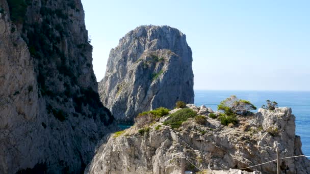 Capri Island Itálie Krajina Faraglioni Moře Stohy Přes Skály — Stock video