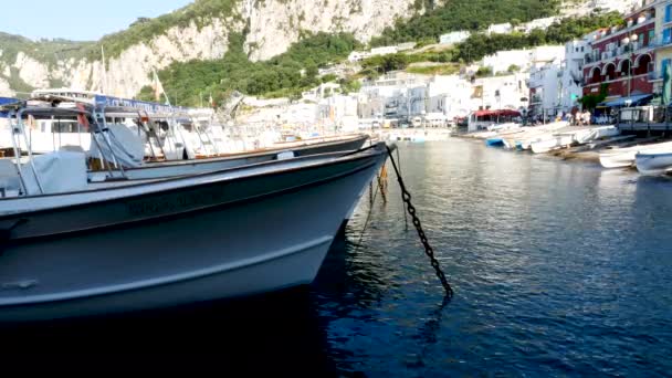 Capri Island Itálie Pohled Lodě Turistickém Přístavu Marina Grande — Stock video