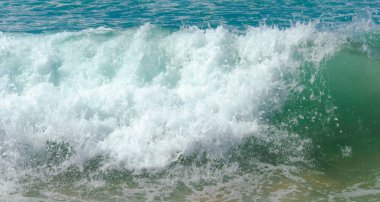Atlantik okyanusunun sahil manzarası çok güzel. Turizm ve eğlence sektörü. Dalgalar kıyıda kopuyor, bayrak.