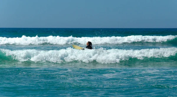 Surfer rijdt op een golf van de Atlantische Oceaan. Blauwe lucht, spandoek. — Stockfoto