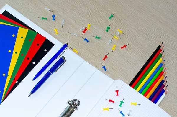 Kleurrijke samenstelling van schoolbenodigdheden op de withe houten achtergrond. Begrepen, ruimte. Plat gelegd. Terug naar school, kantoorconcept. — Stockfoto