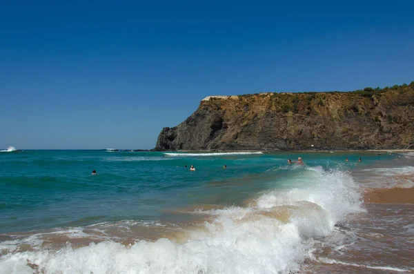 Vacker utsikt över Atlantens strandkust. Turism och rekreation. Vågor går sönder på stranden, fana. — Stockfoto