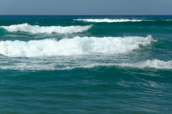 Bella vista sulla costa della spiaggia dell'oceano Atlantico. Turismo e tempo libero. Onde si rompono sulla riva, banner. — Foto Stock