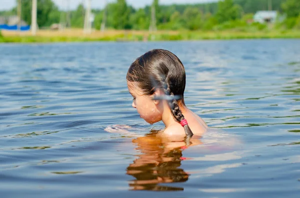 Gros plan de jeune belle fille dans l'eau. Portrait enfant nageant dans la rivière. Concept vacances et été. — Photo