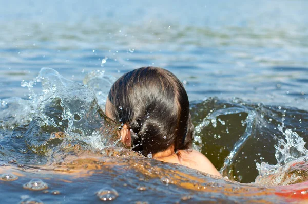Gros plan de jeune belle fille dans l'eau. Portrait enfant nageant dans la rivière. Vacances et concept d'été. — Photo