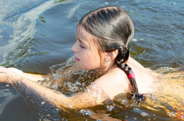 Gros plan de jeune belle fille dans l'eau. Portrait enfant nageant dans la rivière. Vacances et concept d'été. — Photo