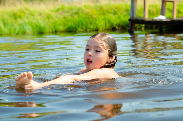 Gros plan de jeune belle fille dans l'eau. Portrait enfant nageant dans la rivière. Vacances et concept d'été. — Photo