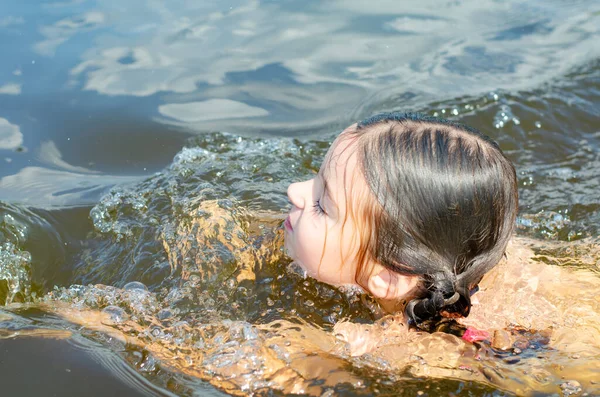 Gros plan de jeune belle fille dans l'eau. Portrait enfant nageant dans la rivière. Vacances et concept d'été. — Photo