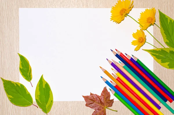 Цветные карандаши, лакокрасочные трубки, холст для покраски и осенние листья на деревянном столе. Возвращение в школу и концепция искусства. — стоковое фото