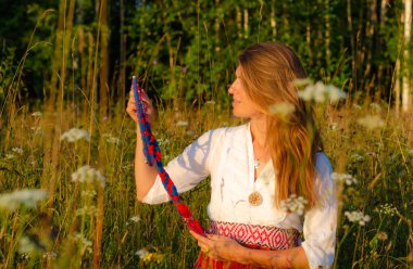 Kafasında aile ağacı sembolü olan güzel romantik bir kadın gün batımında kırsal bir manzaraya karşı..