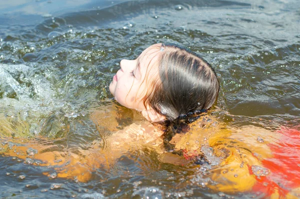 Κοντινό πλάνο του όμορφου κοριτσιού στο νερό. Παιδί πορτρέτο που κολυμπάει στο ποτάμι. έννοια των διακοπών και του καλοκαιριού. — Φωτογραφία Αρχείου
