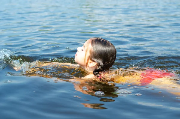 Κοντινό πλάνο του όμορφου κοριτσιού στο νερό. Παιδί πορτρέτο που κολυμπάει στο ποτάμι. έννοια των διακοπών και του καλοκαιριού. — Φωτογραφία Αρχείου