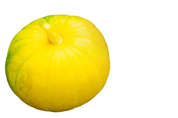 白色背景上的黄色南瓜。万圣节快乐隔离，顶部视图. — 图库照片