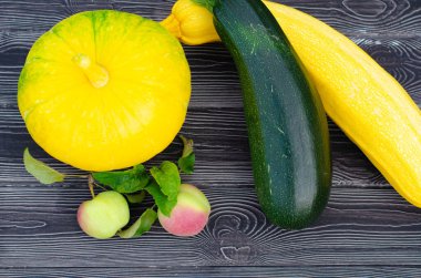 Olgun sebzeler, sarı kabak, kabak ve yeşil elmalar ahşap bir masada. Hasat zamanı.