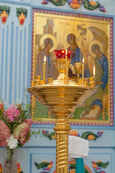 Interior de una Iglesia Ortodoxa Cristiana en Rusia. Velas, iconos y flores. — Foto de Stock