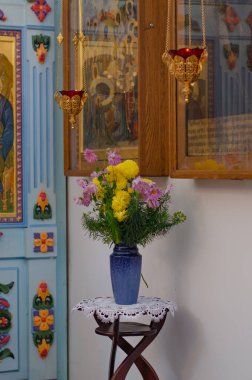Rusya 'da bir Hıristiyan Ortodoks Kilisesi' nin içinde. Mumlar, ikonlar ve çiçekler..