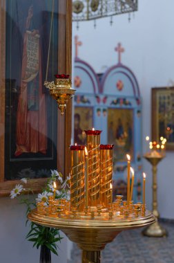 Rusya 'da bir Hıristiyan Ortodoks Kilisesi' nin içinde. Mumlar, ikonlar ve çiçekler..