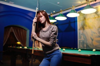 Bilardo oynarken onun elinde isteka ile kız