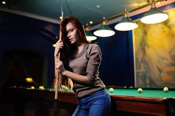 Bilardo oynarken onun elinde isteka ile kız