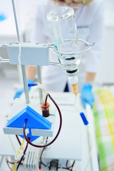 Апарат для переливання крові на тлі клініки крупним планом . — стокове фото