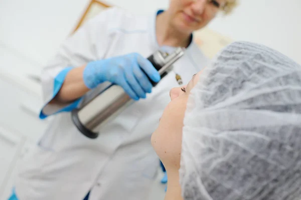 Doctor makes the patient Cryomassage — Stock Photo, Image