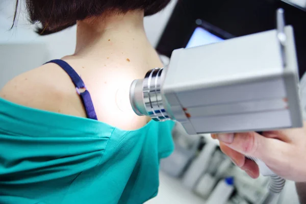 The doctor examines the patients moles — Stock Photo, Image