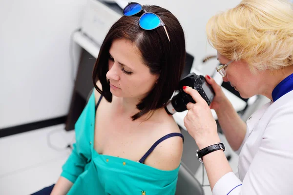 Dermatologista Examina Toupeiras Acne Paciente Com Dermatoscópio Prevenção Melanoma — Fotografia de Stock